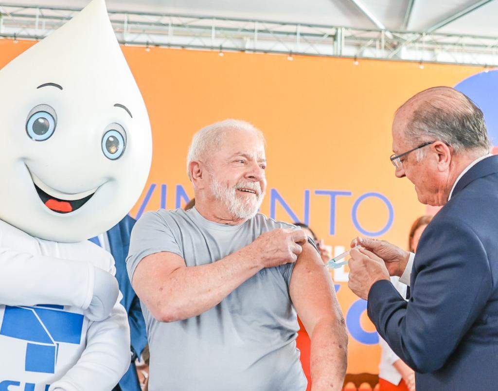 巴西開始接種COVID-19二價疫苗 總統作表率