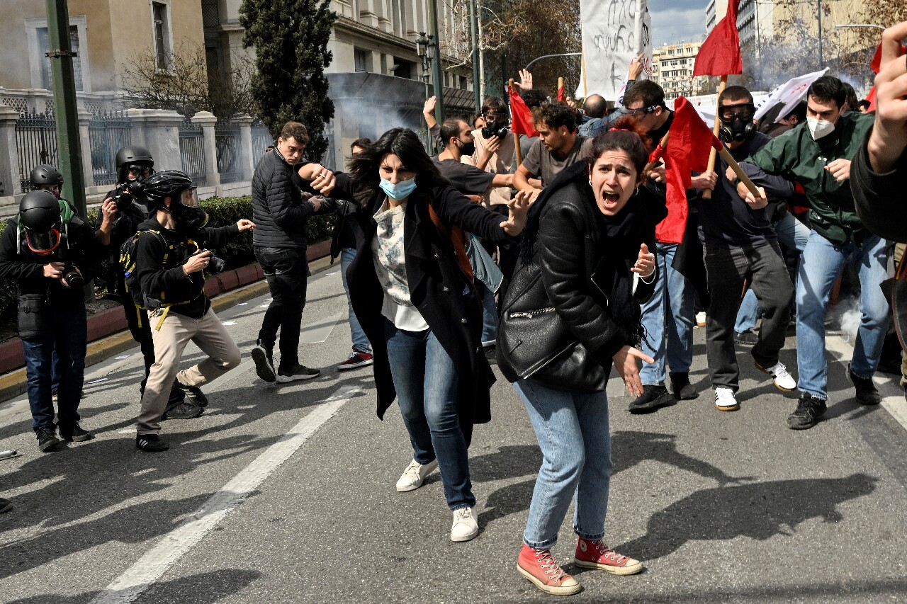 抗議希臘最慘重火車事故 雅典爆衝突