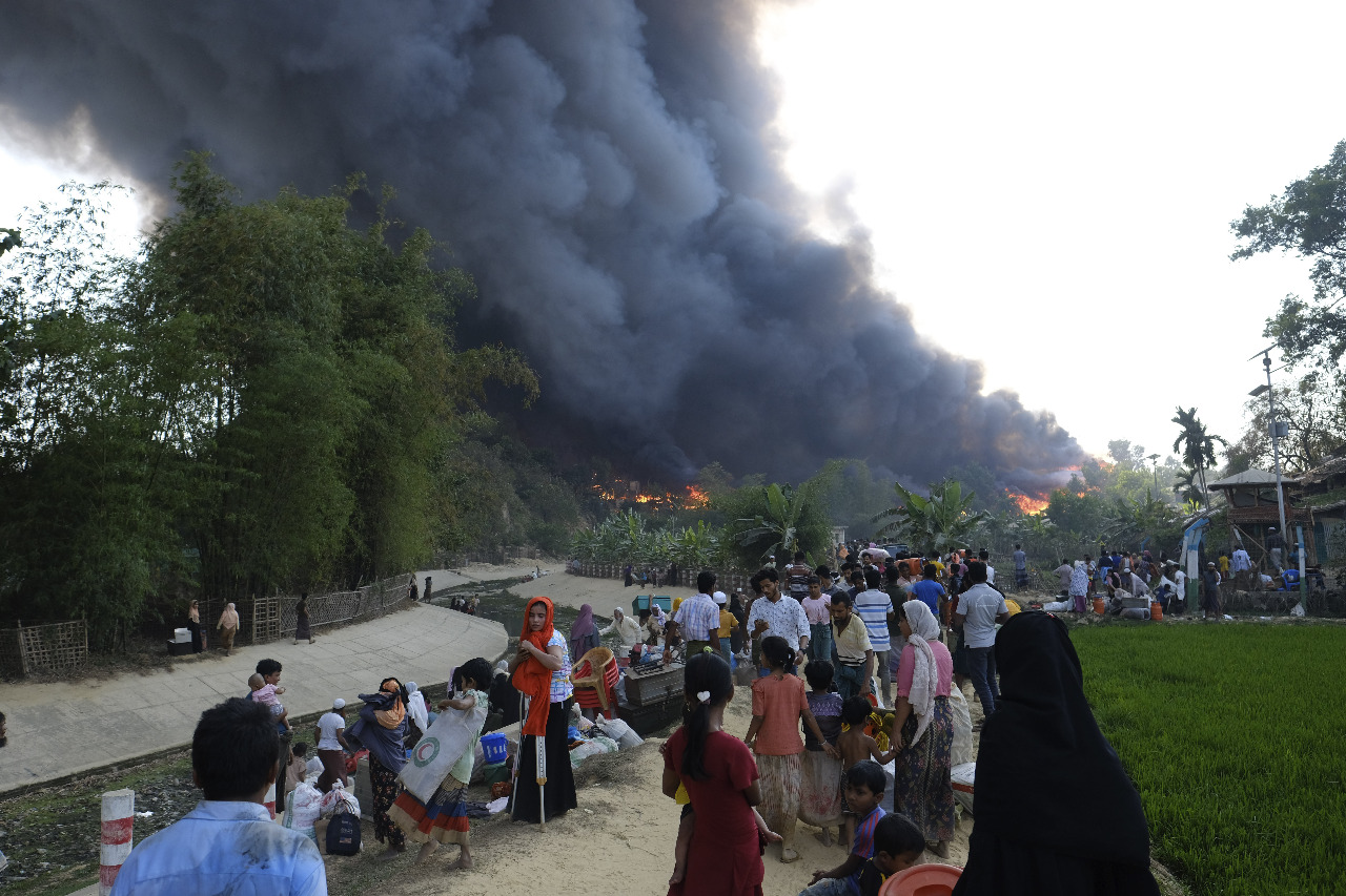孟加拉難民營大火 上萬洛興雅穆斯林失棲身處