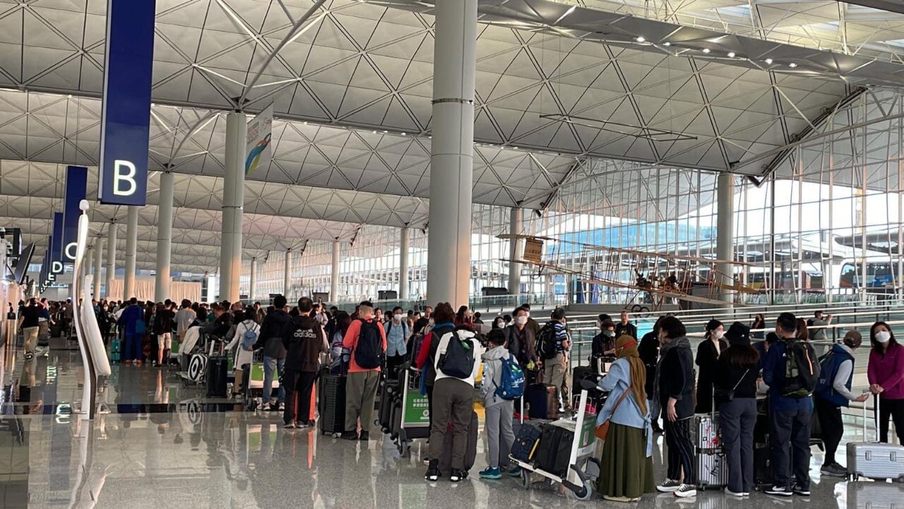 香港機場電腦系統故障 旅客候機大排長龍