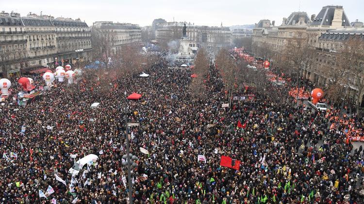 法國反年改抗議越演越烈 馬克宏面臨升高壓力