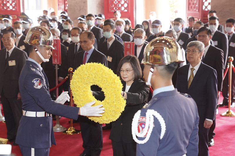 蔡總統出訪前赴忠烈祠春祭 向烈士遺族致意