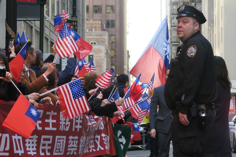 蔡總統過境紐約抵飯店 僑胞國旗陣熱烈歡迎