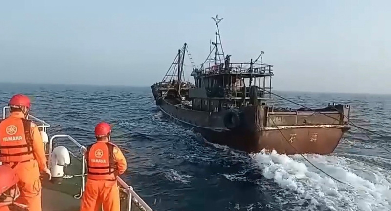 中國漁船越界捕魚拒檢  台中海巡隊強勢押回13人偵辦