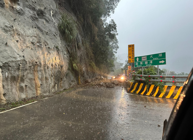 豪雨致道路坍方 苗栗泰安鄉中午起停止上課