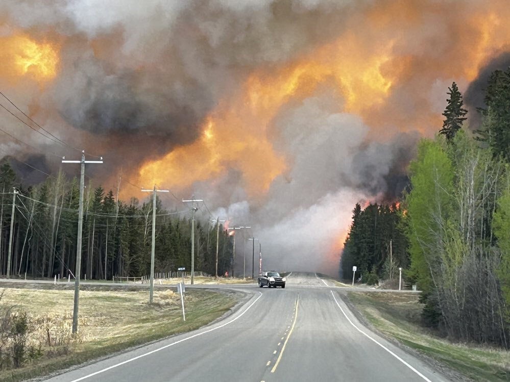 野火肆虐加拿大亞伯達省 數萬居民被迫撤離家園