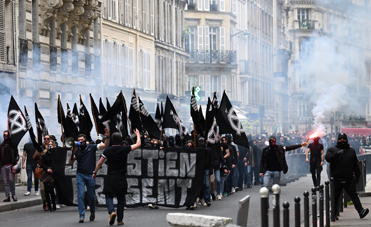 平底鍋與長筒靴 法國警方因新納粹遊行挨轟