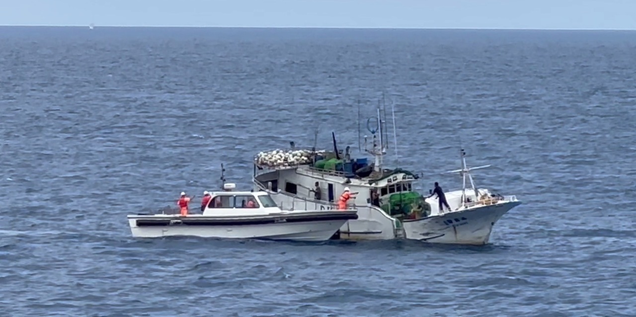 人道救援無國界 漁船及海巡聯手救援菲國人民