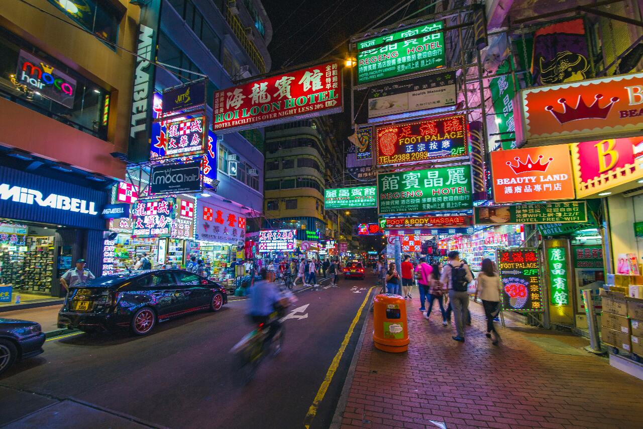 《燈火闌珊》以霓虹燈見證香港共融繁榮