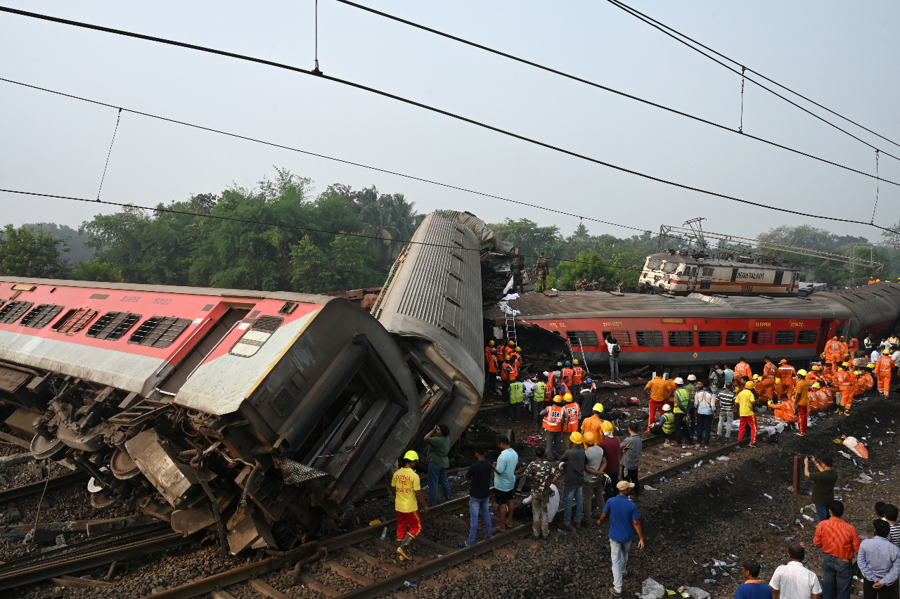 印度列車相撞已逾260死 倖存者：我活著但身邊人死了