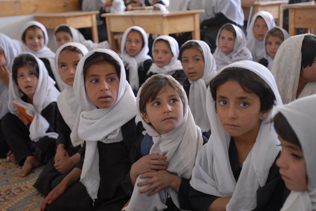 阿富汗女學生大規模集體中毒 近80人就醫