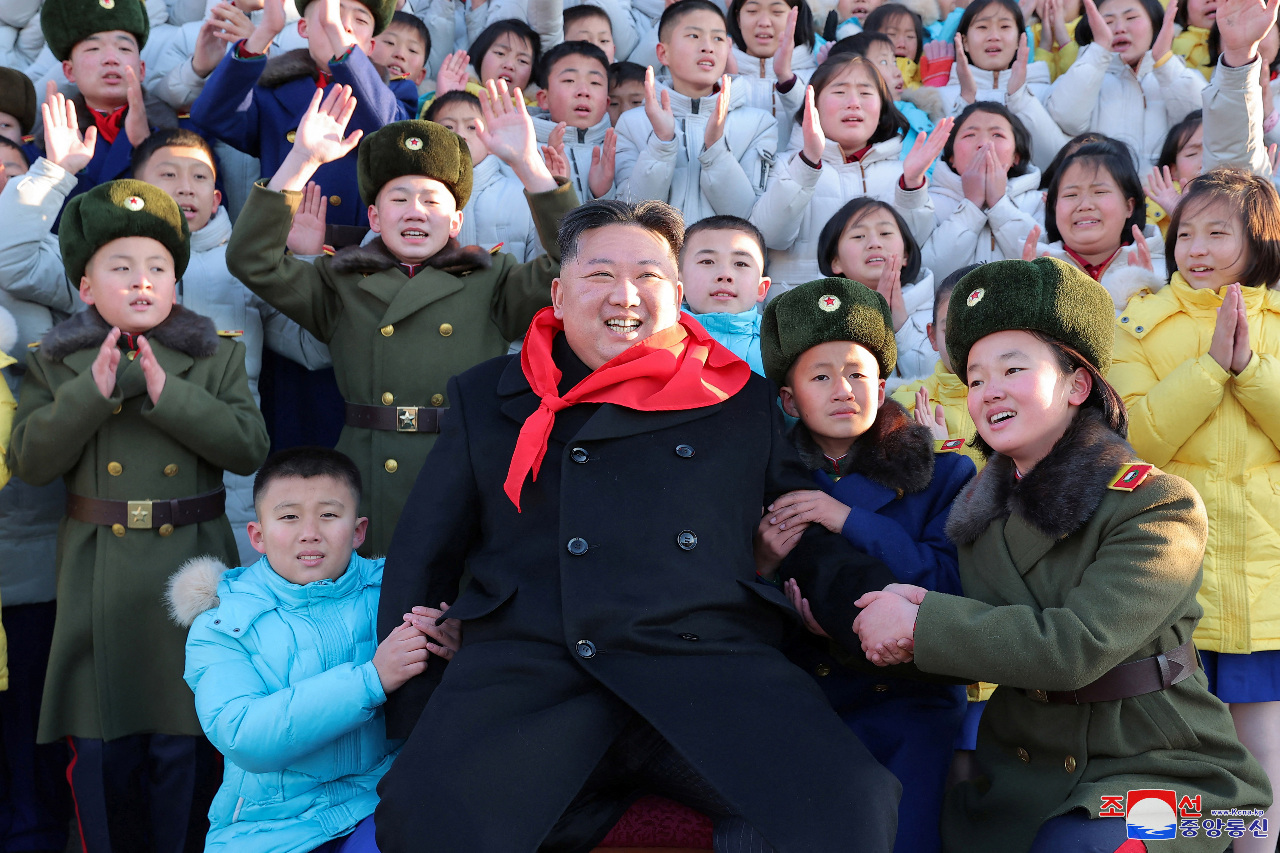 北韓官媒：北韓少年團將軍備贈與軍方