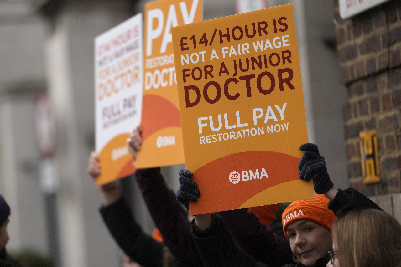 爭取加薪 英格蘭醫生展開72小時罷工