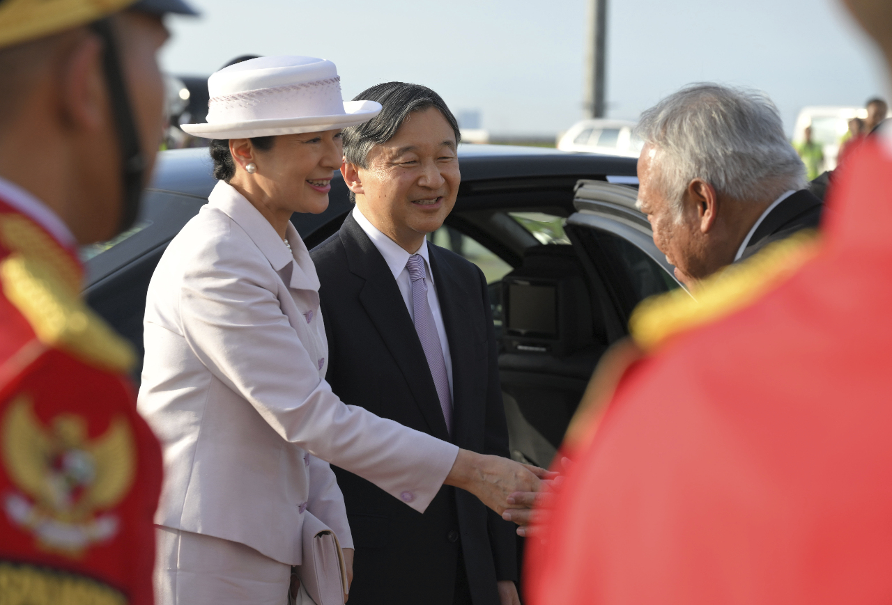 日皇夫婦抵雅加達 展開印尼7天訪問