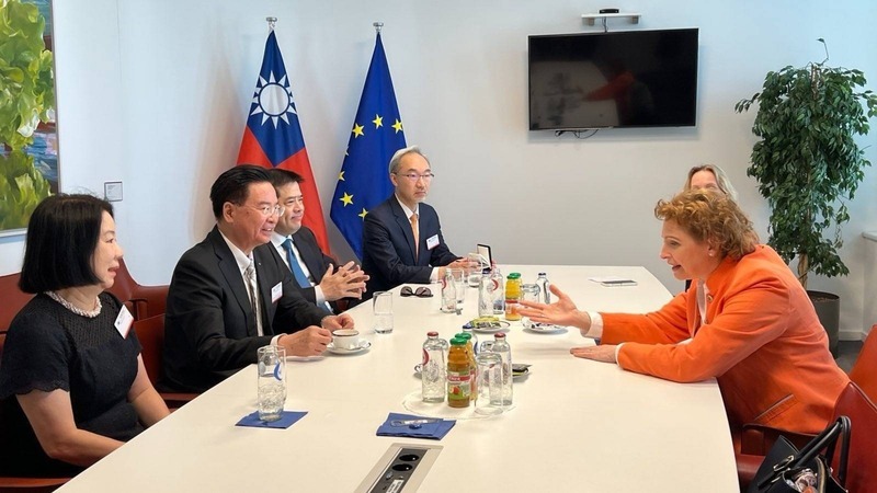 吳釗燮會晤12位跨國議員 訪歐洲議會獲高規格接待
