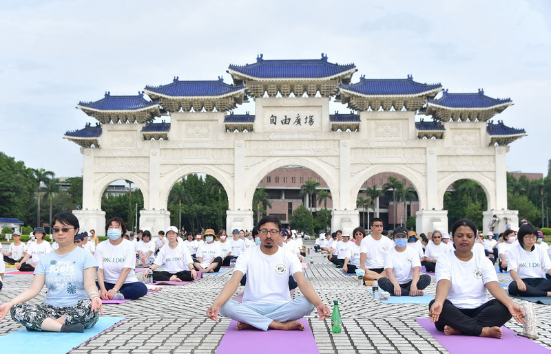 國際瑜珈日 印度台北協會邀市民在中正紀念堂做瑜珈