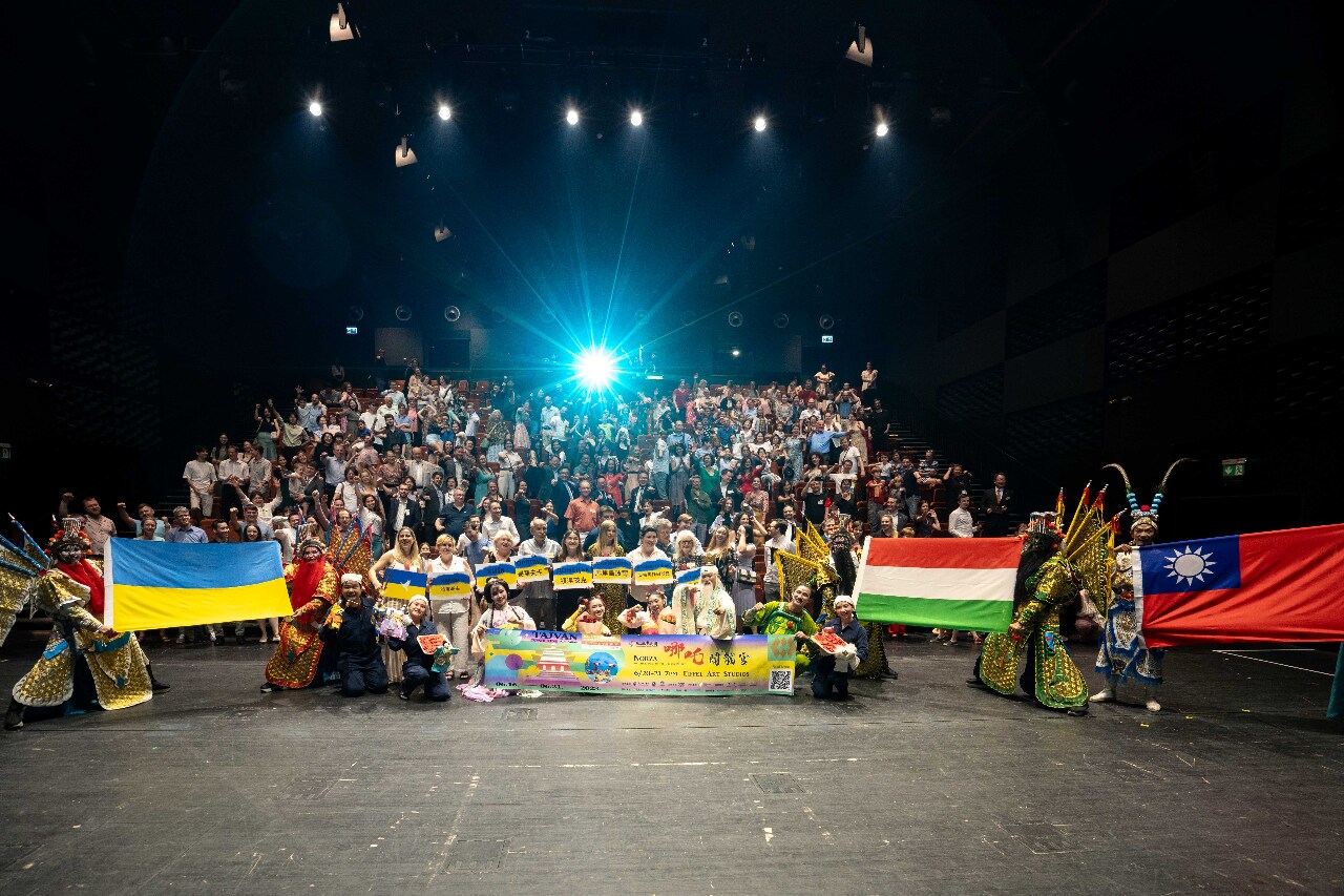 紙風車匈牙利演出 烏克蘭母女演奏台灣童謠表達感謝