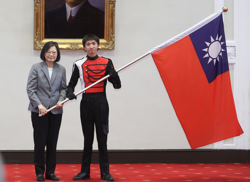 授旗建中樂旗隊 總統：讓世界認識台灣高中生