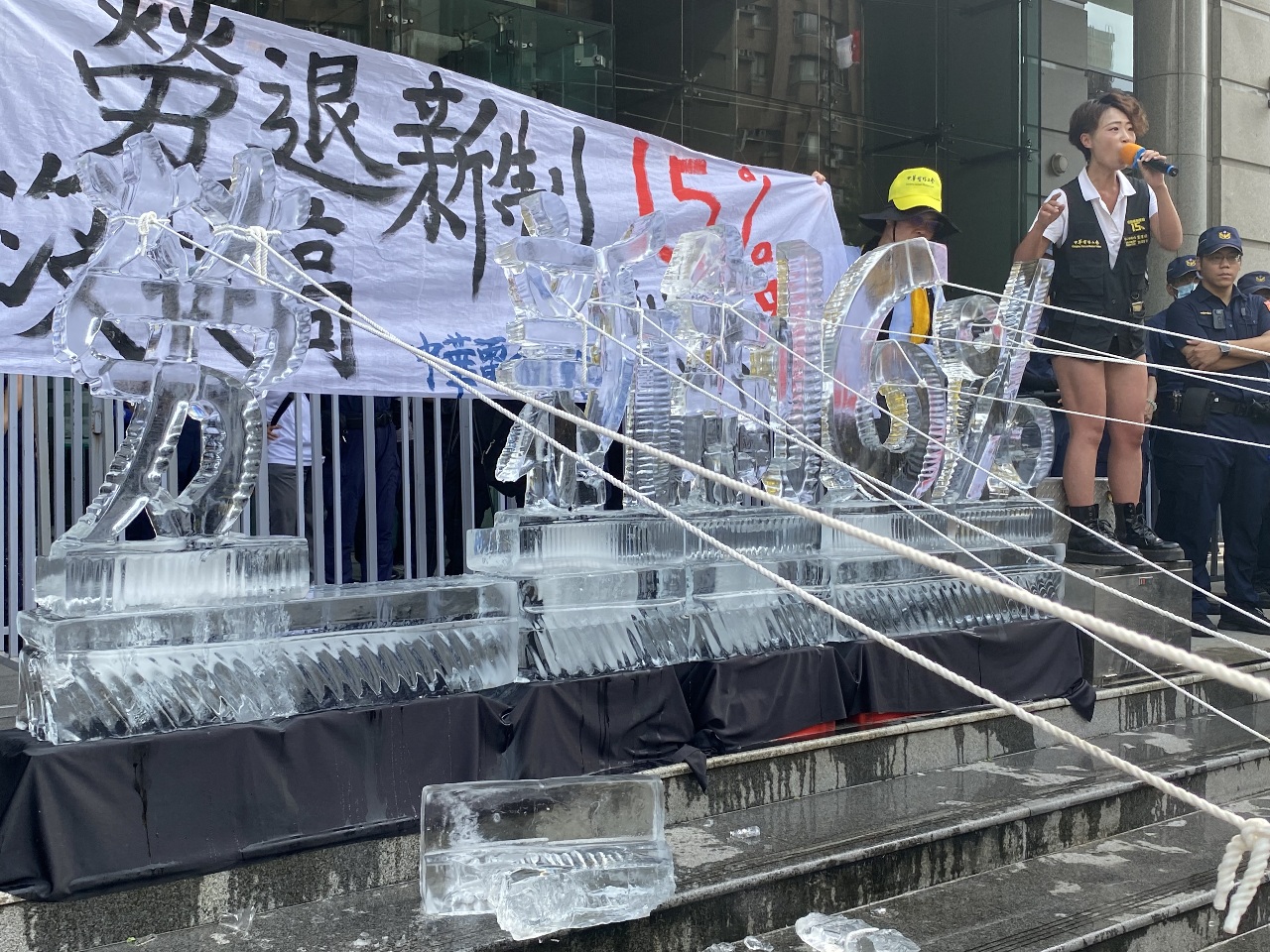 拉倒勞退新制6%冰雕 中華電信工會：不提高、就罷工！