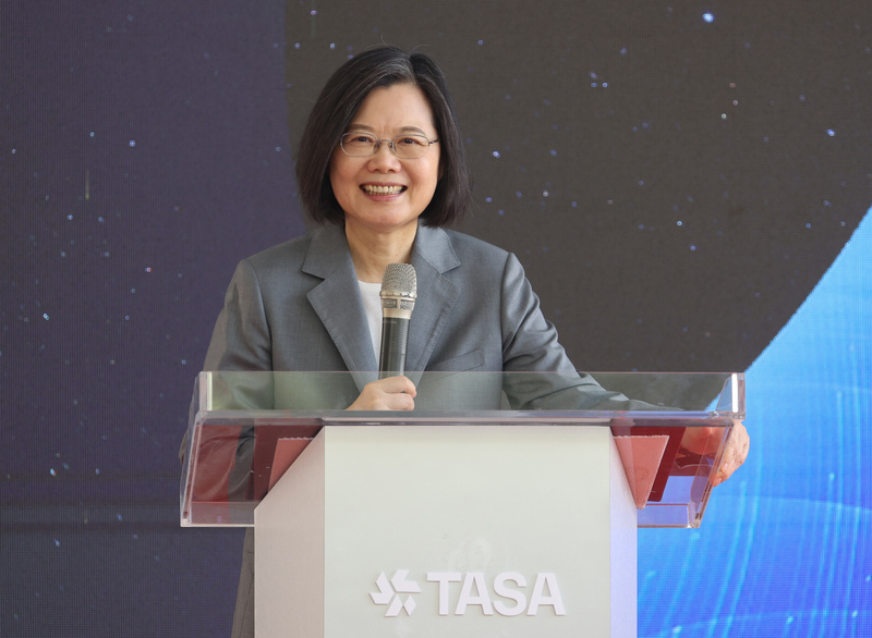 台灣自製「獵風者」衛星起運 總統：進軍太空關鍵一大步