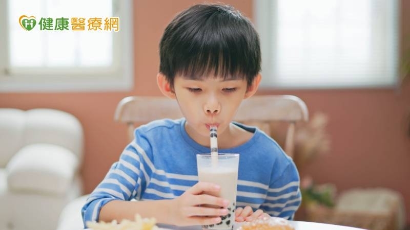 酷暑「飲料」喝不停！醫警告：恐影響孩童腦部運作