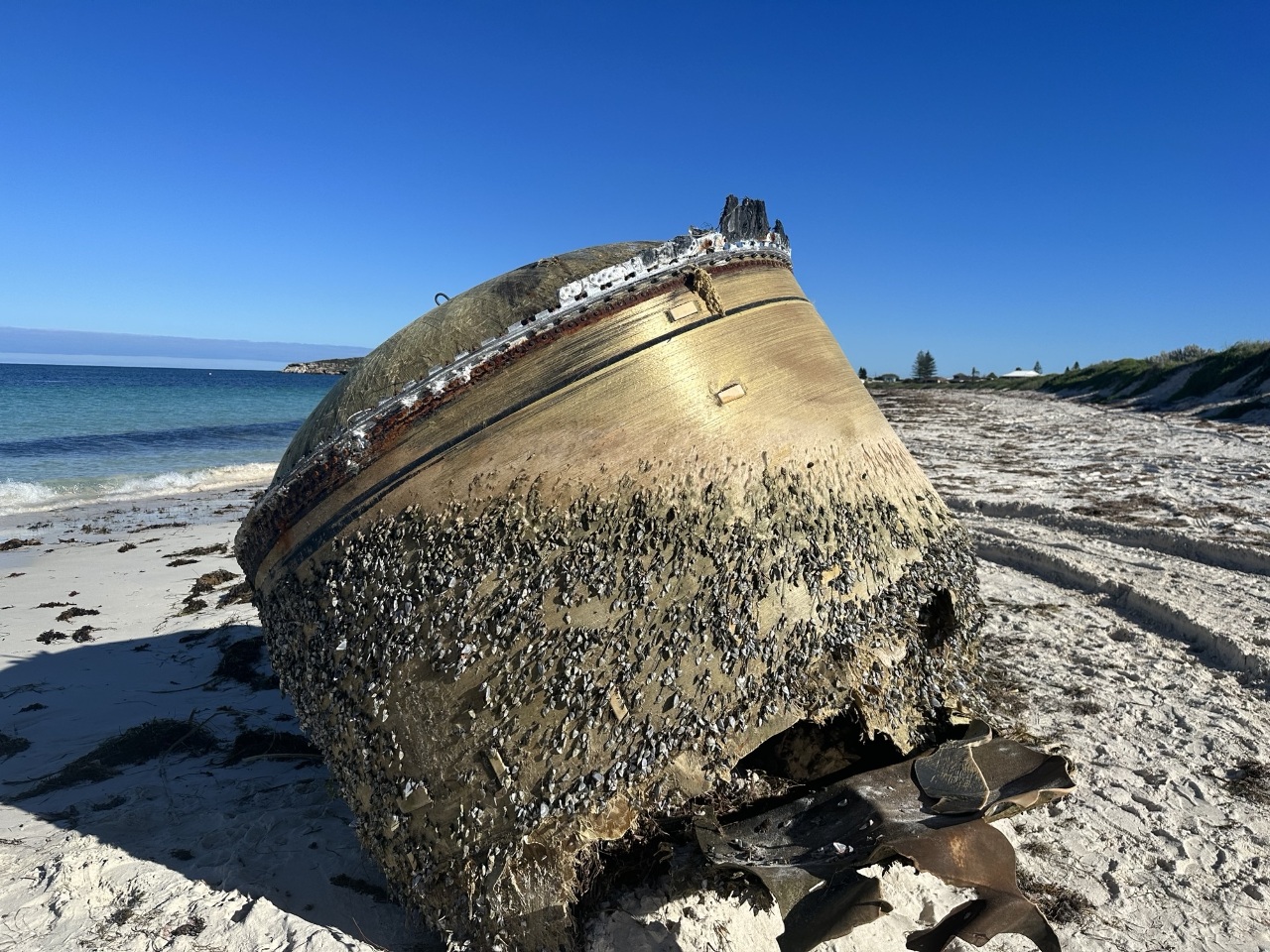 澳洲海灘驚見神祕物體 恐為太空發射碎片