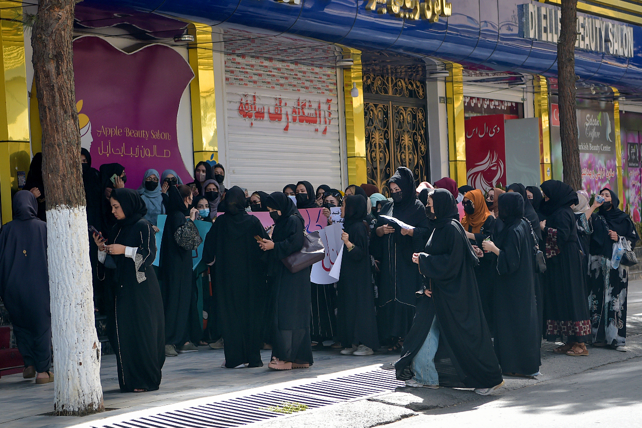 抗議塔利班關閉美容院 阿富汗女性遭水柱驅散