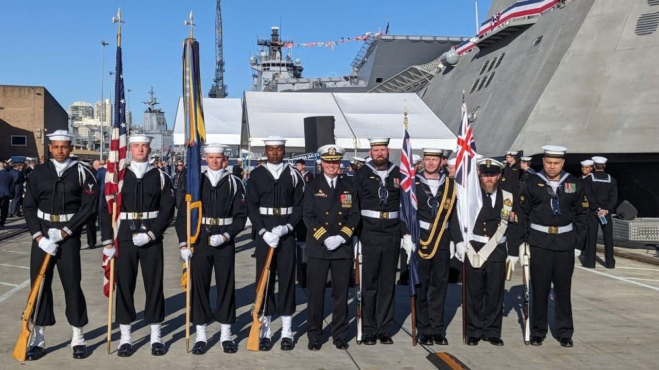 美艦坎培拉號在澳洲成軍 艦上人員舉行閱兵遊行