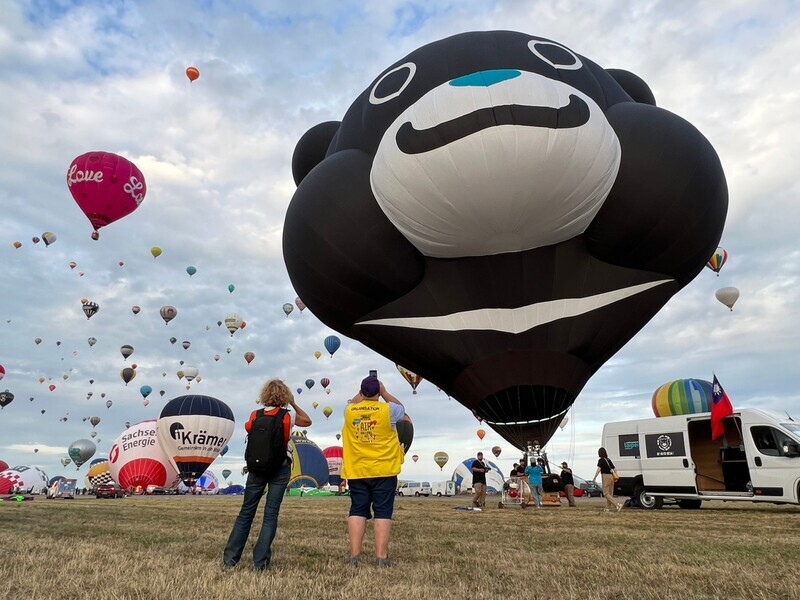 台北熊讚熱氣球翱翔法國 模樣吸睛民眾搶合照