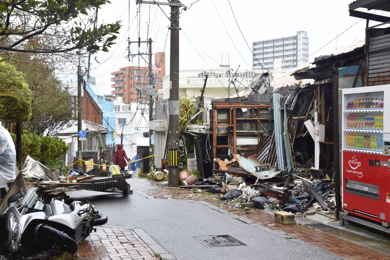 卡努颱風龜步 日本南部2死逾16萬戶停電