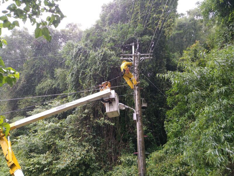 颱風卡努影響全台逾4.3萬戶曾停電 中投1700多戶搶修中