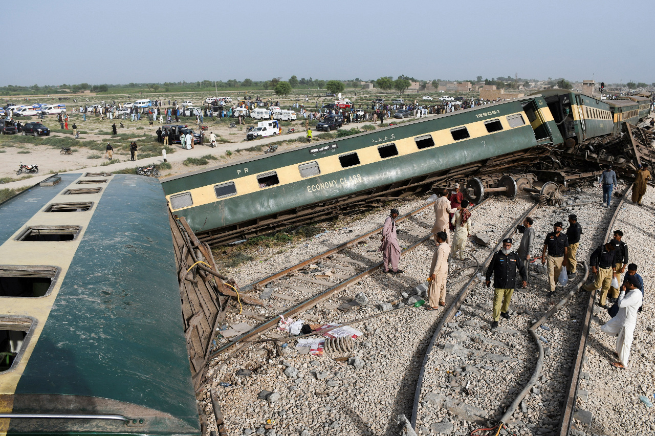 巴基斯坦客運列車脫軌 至少30死逾80傷