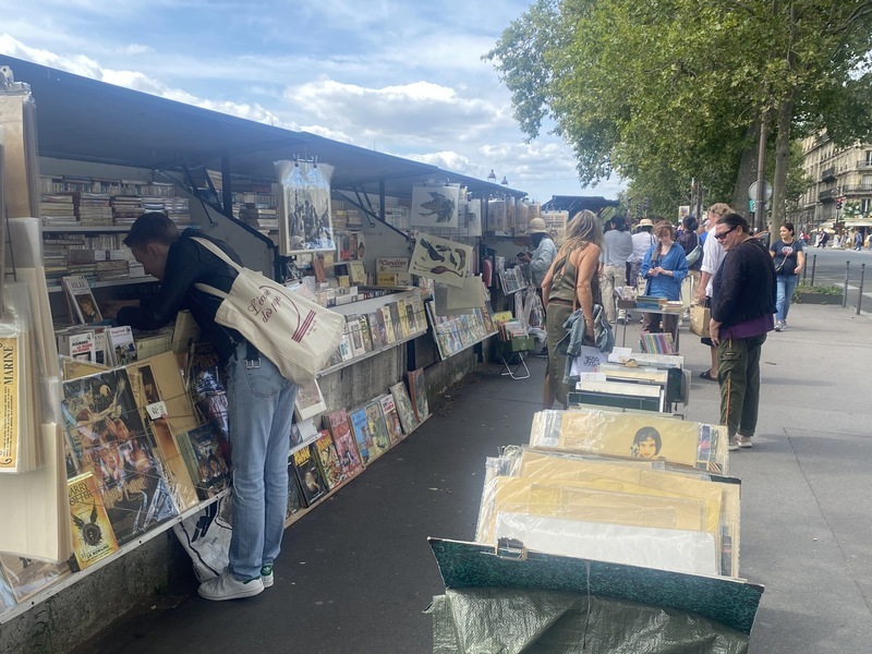 反對為奧運移塞納河畔書攤 數萬人連署守護巴黎靈魂