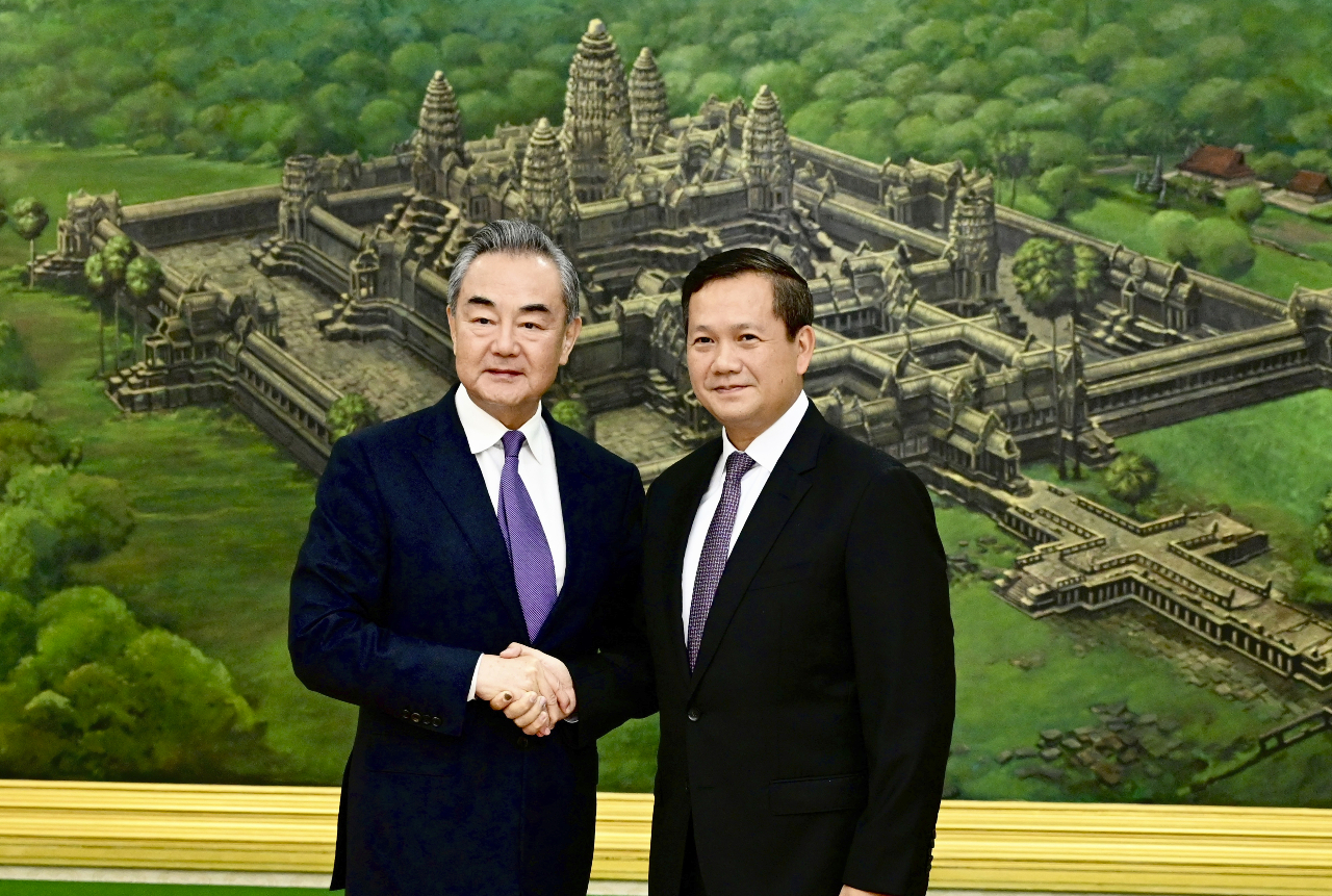 王毅訪柬埔寨 表達對洪馬內就任總理支持