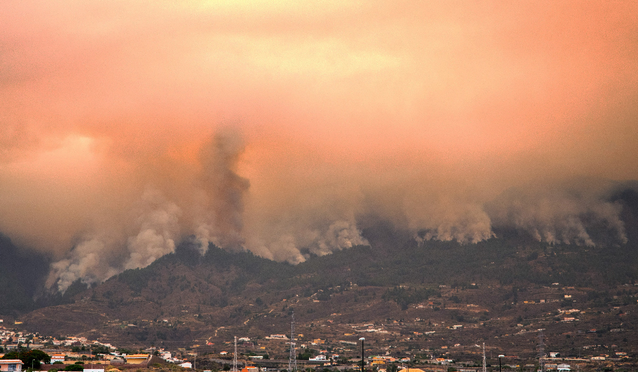 西班牙田尼利夫島野火狂燒 數千人撤離