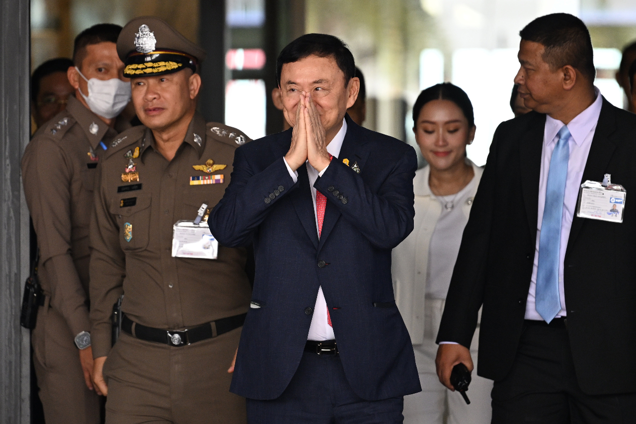 泰國前總理戴克辛返國 隨即入獄服刑