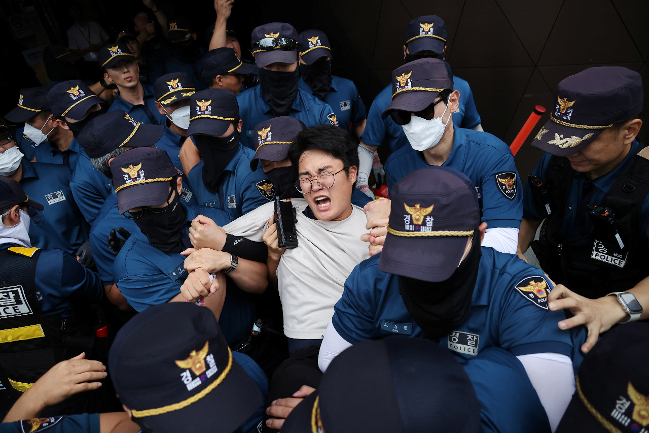 抗議核廢水排放 南韓16大學生硬闖日本駐首爾使館被捕