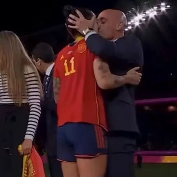 西班牙足協主席強吻奪冠女球員 遭FIFA停職