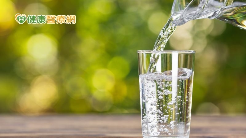 夏天預防熱傷害、水中毒！水該怎麼喝才正確？