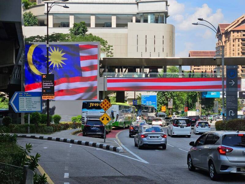 馬來西亞慶祝國慶日 百貨商場與街頭旗海飄揚