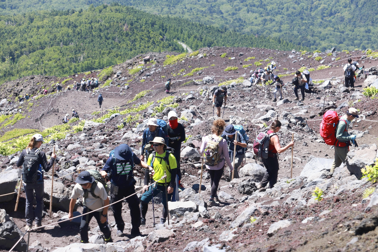 日本富士山遊客爆量 當局高喊受夠了