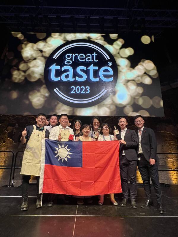 「屏東之光」豆油伯醬油獲英國美食獎殊榮  上台領獎時高喊：我們來自台灣