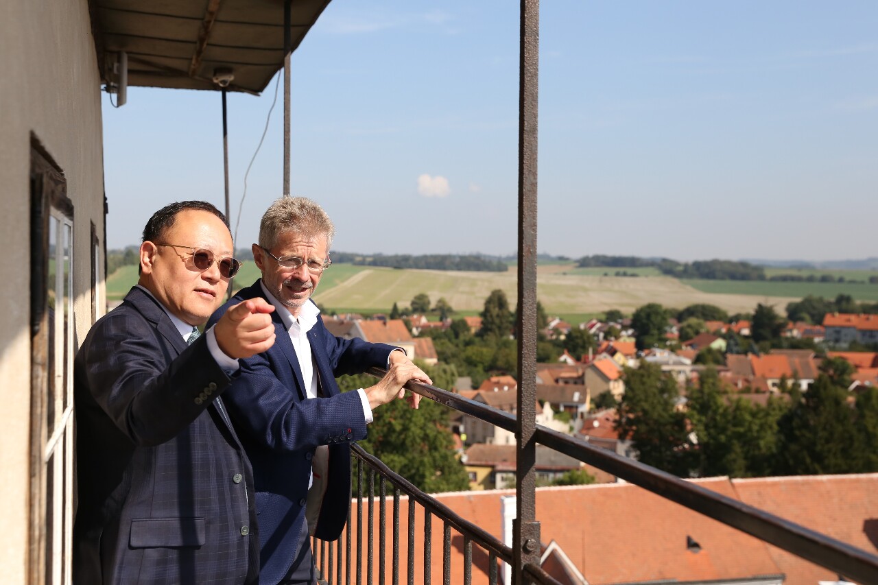 史哲首訪歐洲  捷克參議長韋德齊邀訪家鄉特爾奇市