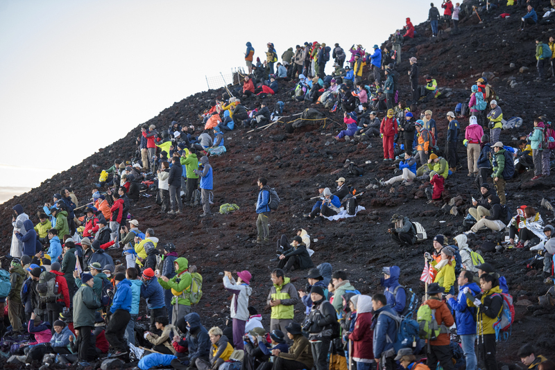 富士山觀光公害頻傳 山梨縣知事盼遊客分散地點