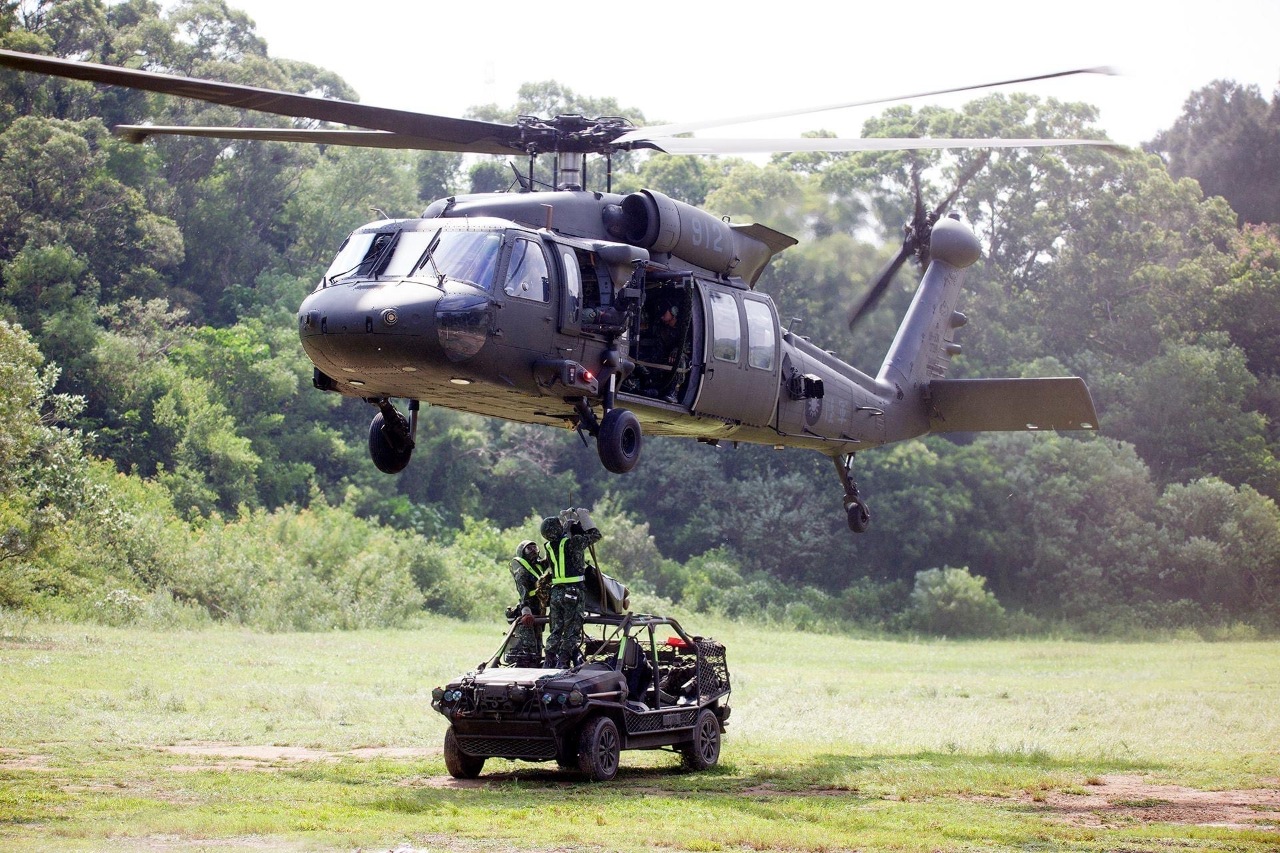 黑鷹直升機飛越總統府上空 為國慶活動勘查航線