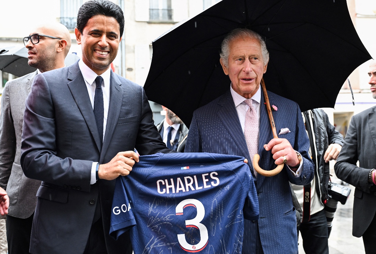 英王查爾斯訪法 巴黎聖傑曼球隊贈上3號球衣