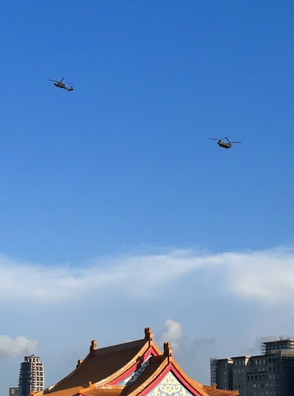 國慶半兵力預演 直升機懸巨幅國旗通過總統府上空