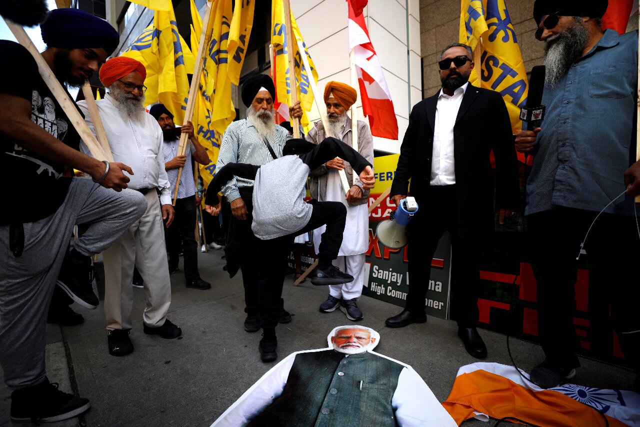 加國錫克教徒印度使館外抗議 踐踏莫迪肖像焚燒旗幟