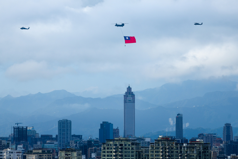 國慶空中兵力預演  直升機掛巨幅國旗通過總統府上空