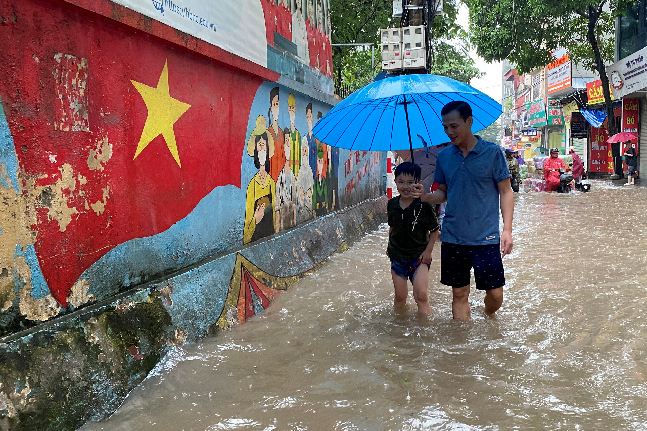 豪雨侵襲越南北部 河內交通中斷